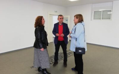 La diputada de Juventud, Pilar Lara, visita en Mengíbar las nuevas instalaciones de la Casa de la Juventud