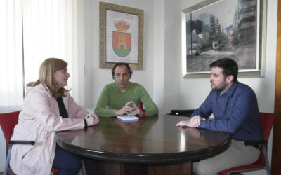 Pilar Lara repasa con el alcalde torrecampeño algunas de las propuestas de la Diputación para los jóvenes