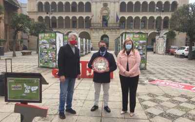 La diputada de juventud acude a la exposición itinerante de los pueblos y sus comarcas