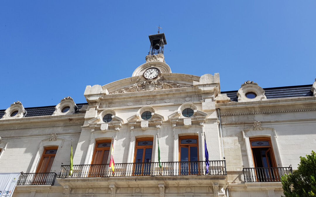 Fachada principal de la Diputación Provincial de Jaén. Edificio de arquitectura histórica con columnas clásicas, entrada monumental y balcón superior