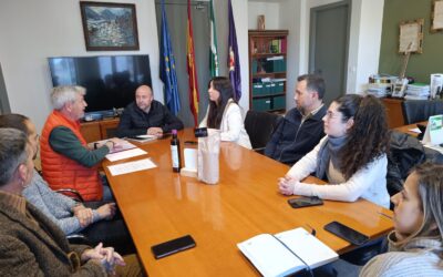 La diputada María Dolores Ruiz se reúne con el alcalde de Cazorla y colectivos LGTBI para planificar la programación de 2026