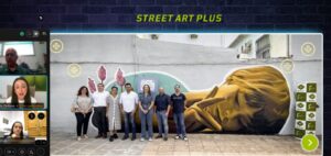 Captura de pantalla de una videollamada del Encuentro Provincial de Juventud, mostrando la presentación del proyecto Street Art Plus con un grupo de personas posando frente a un mural urbano de un niño durmiendo.