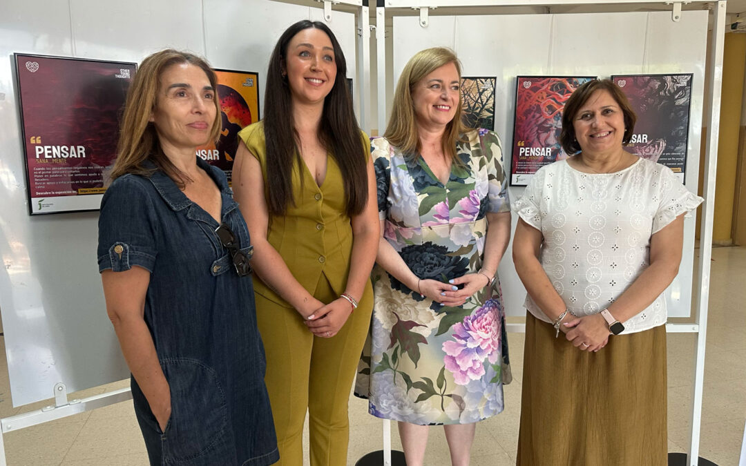 La diputada de Igualdad y Juventud, María Dolores Ruiz, junto a otras representantes en la exposición "Pensar Sana_Mente" en Marmolejo.