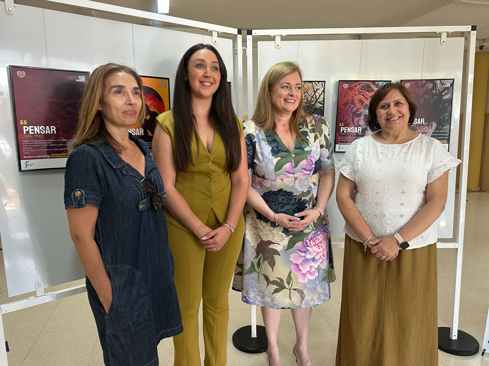 La diputada de Igualdad y Juventud, María Dolores Ruiz, junto a otras representantes en la exposición "Pensar Sana_Mente" en Marmolejo.